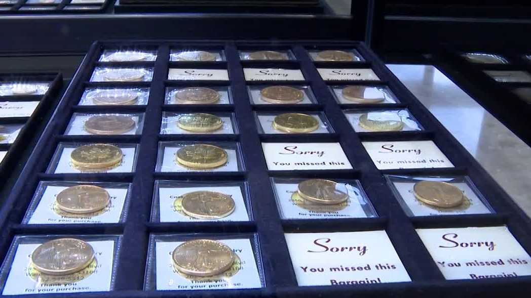 A Waukesha jeweler stopped an 84-year-old Brookfield woman from being scammed into buying gold and handing over cash to a con artist.