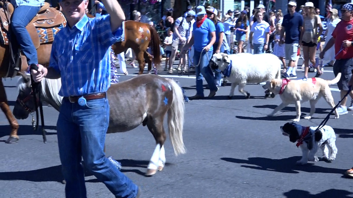 Bend’s 4th of July pet parade draws crowds