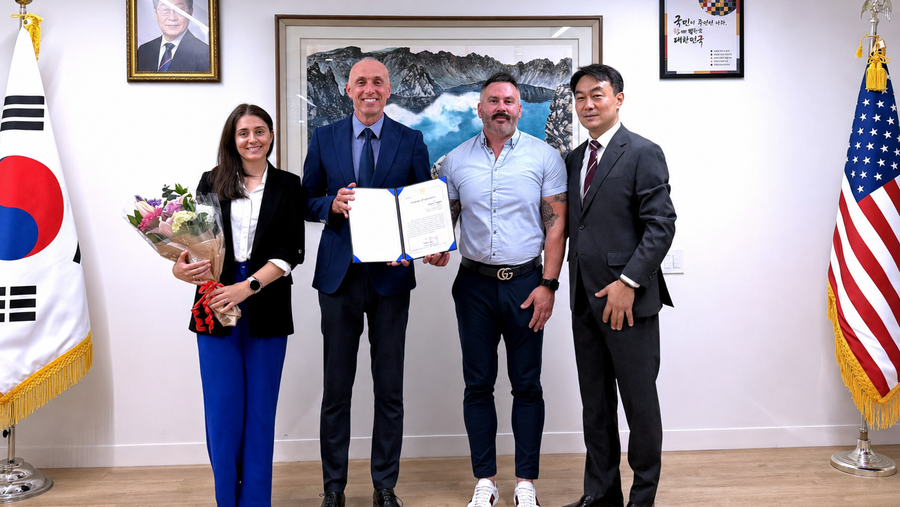 Detective Andjelko Napijalo received a Letter of Appreciation during a ceremony at the Consulate General of the Republic of Korea in New York.