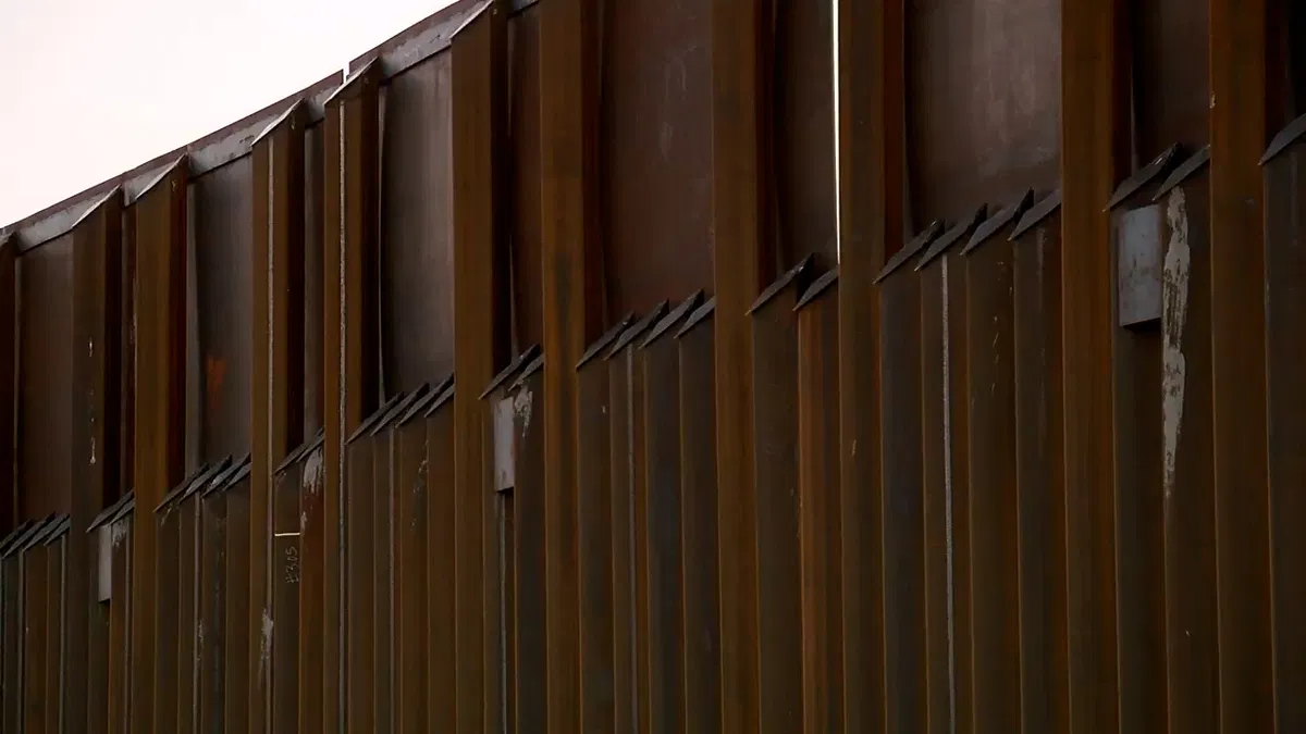 Man falls off border wall in Sunland Park