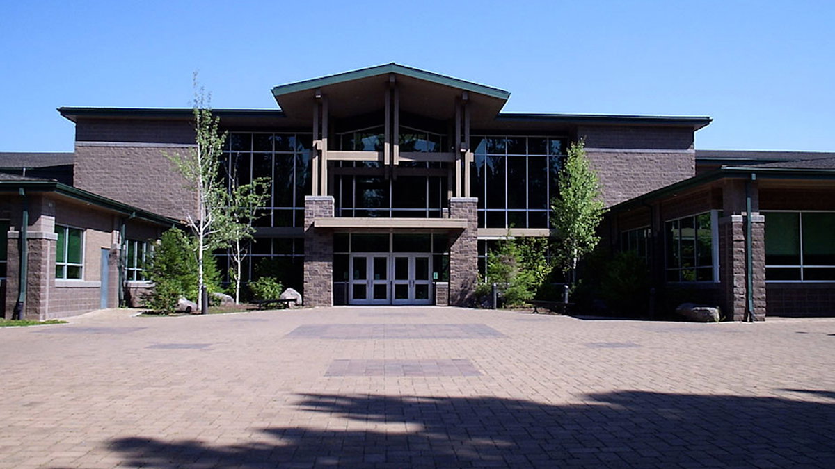 Volunteers support wildfire evacuees at Sisters High School