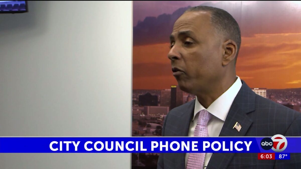 El Paso City Council kills item that would ban cellphones for members during meetings