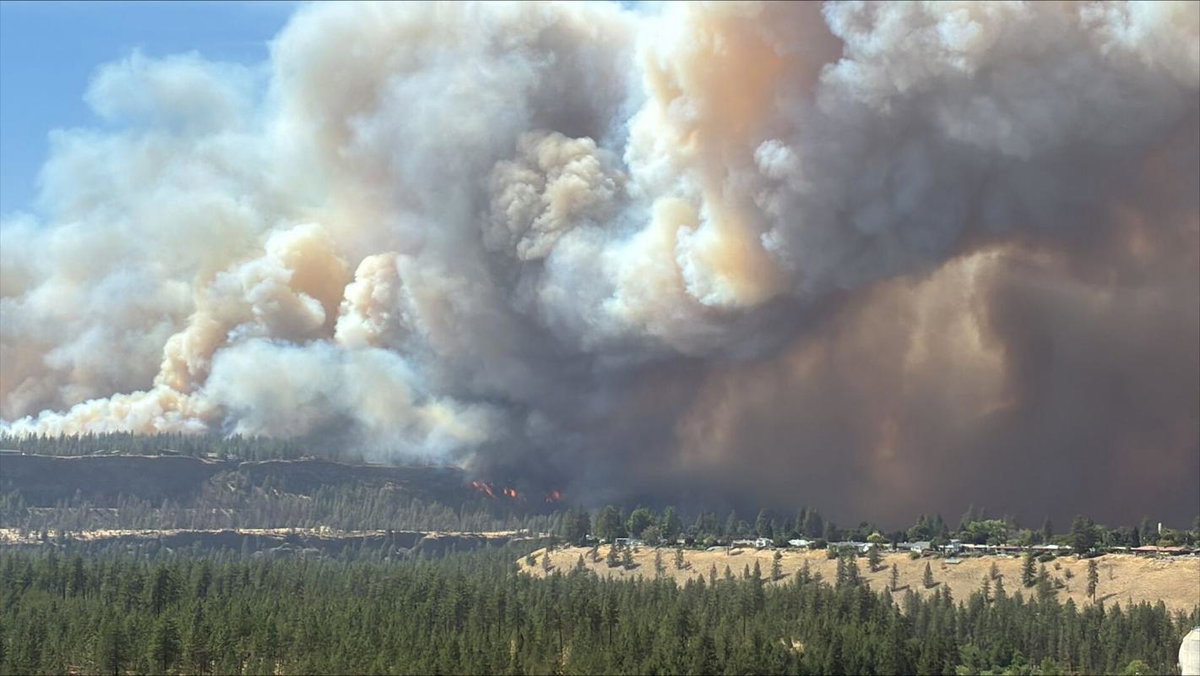 Thousands ordered to flee homes as fast-moving wildfire grows in Spokane County