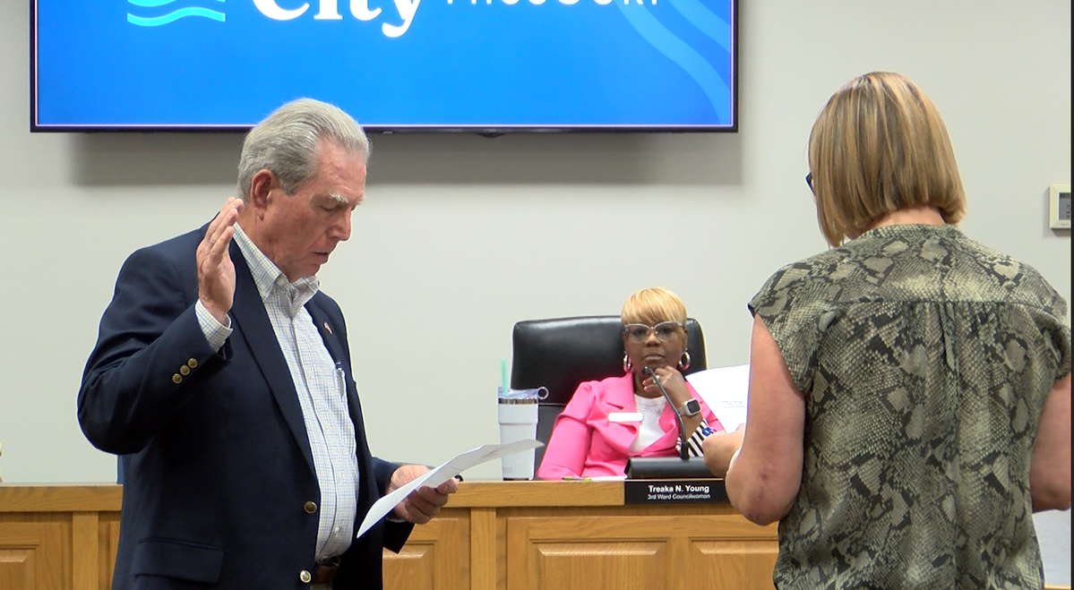 Hal Dulle is sworn in as next Ward 3 Jefferson City councilman