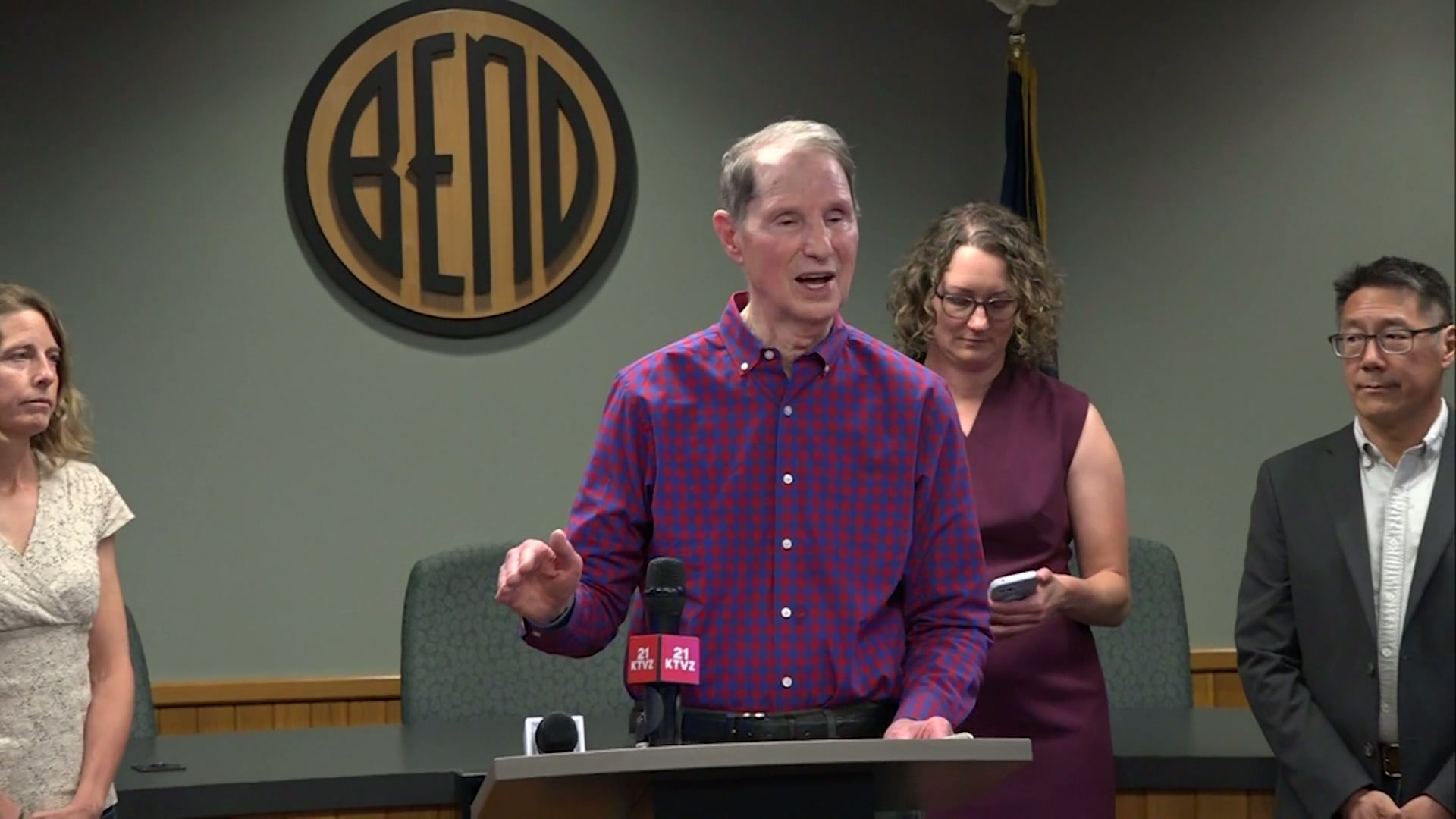 “The fires are fresh and the equipment is stale.” – Sen. Wyden Tours Central Oregon Fires