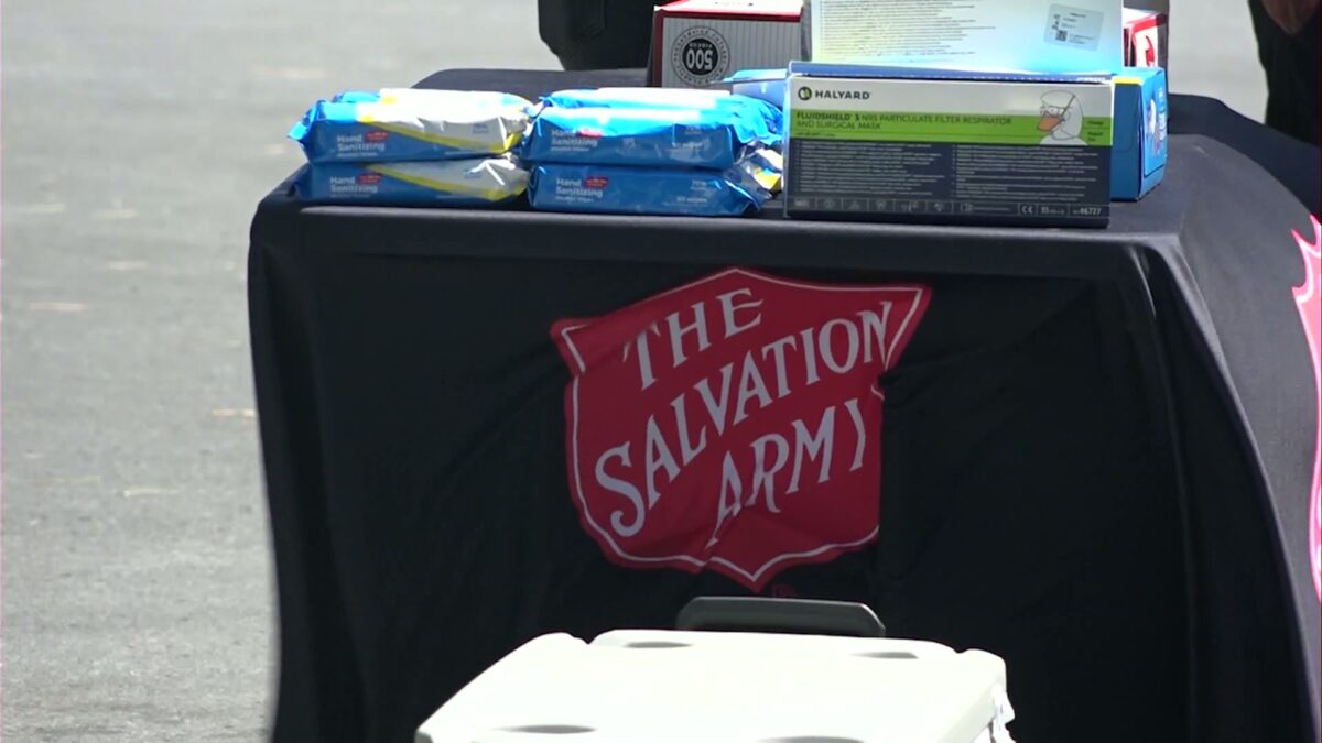 Volunteers support wildfire evacuees at Sisters High School