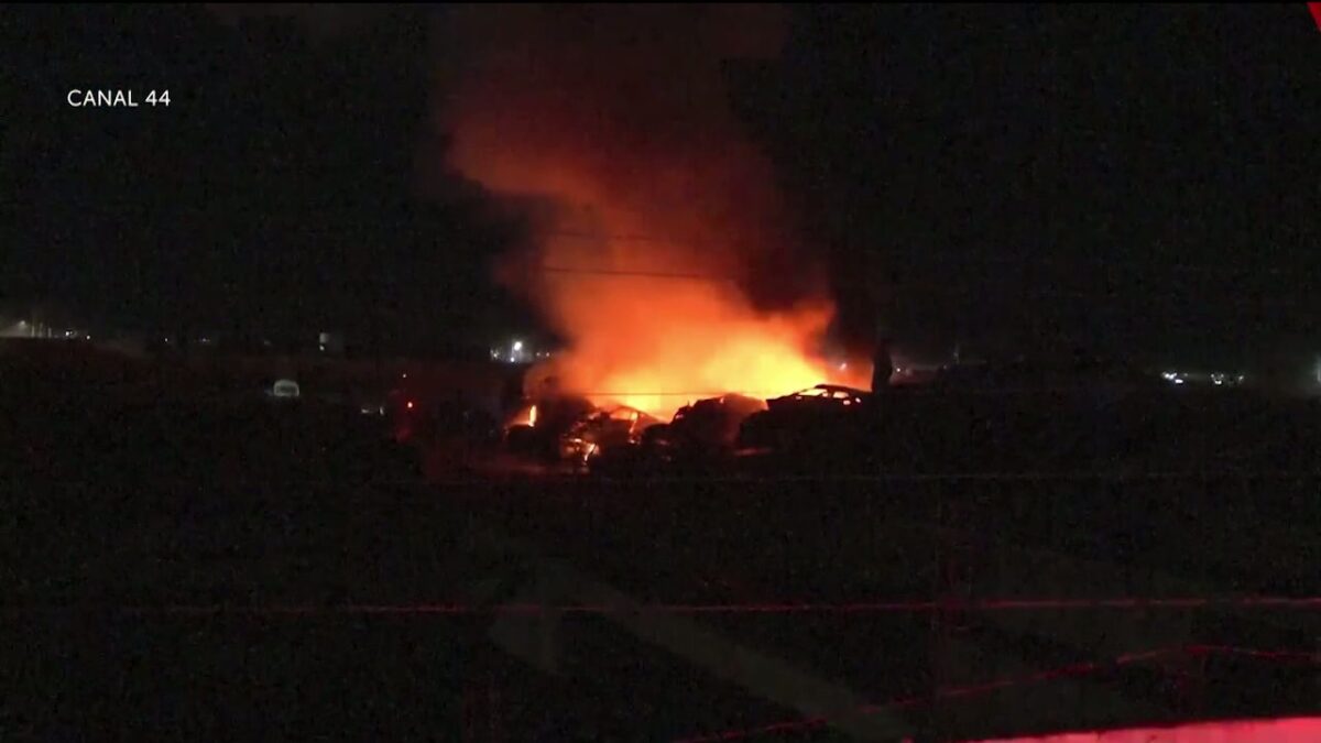 Junkyard fire consumes around 80 vehicles in Juarez