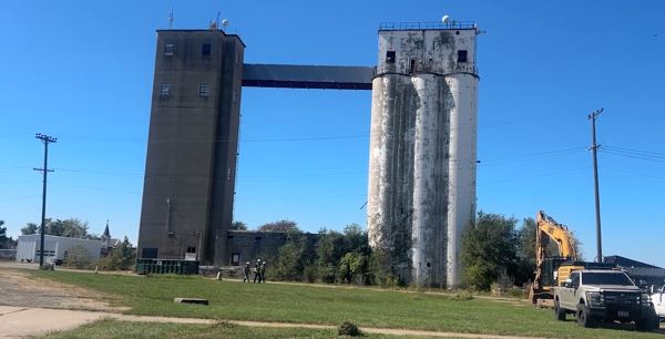 Work on demolishing Moberly grain towers begins