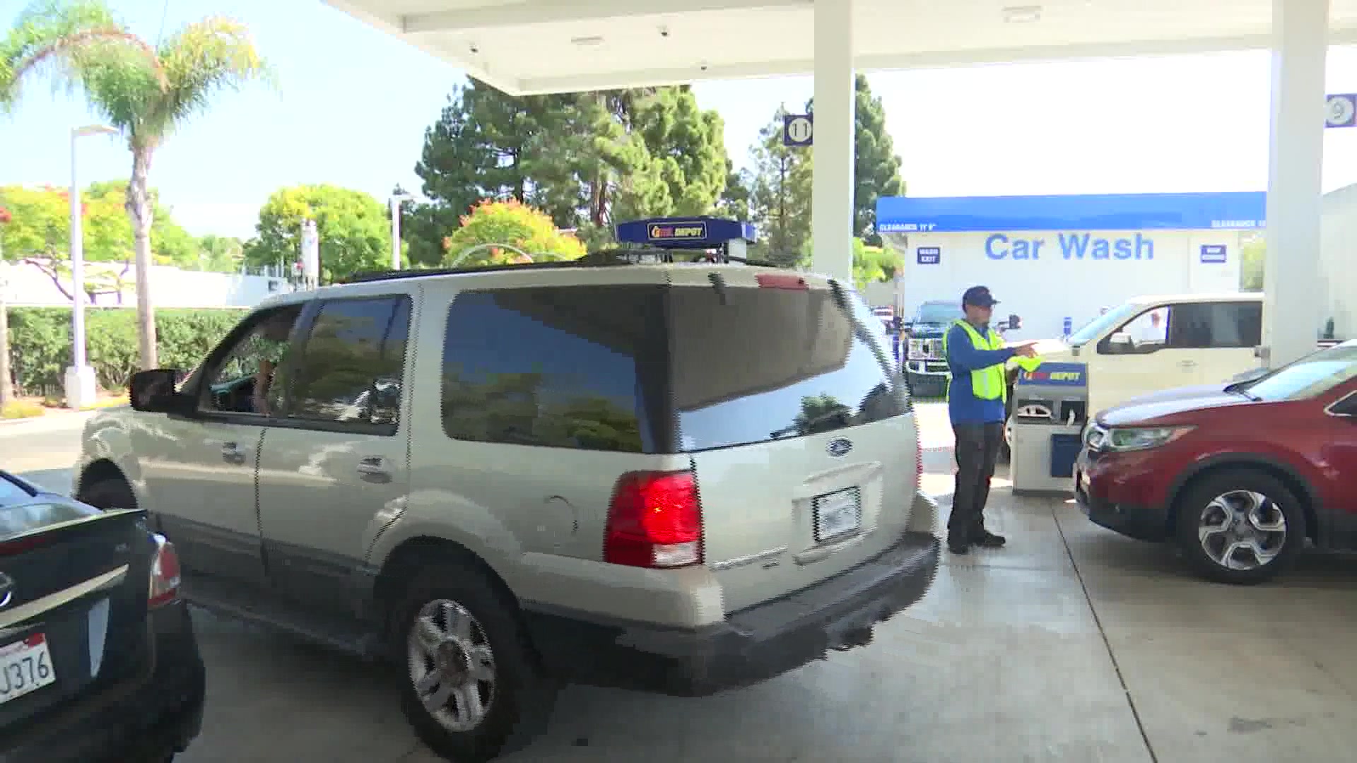 Steve Hilton’s $3.00 Gas Special Draws in Crowds in Goleta
