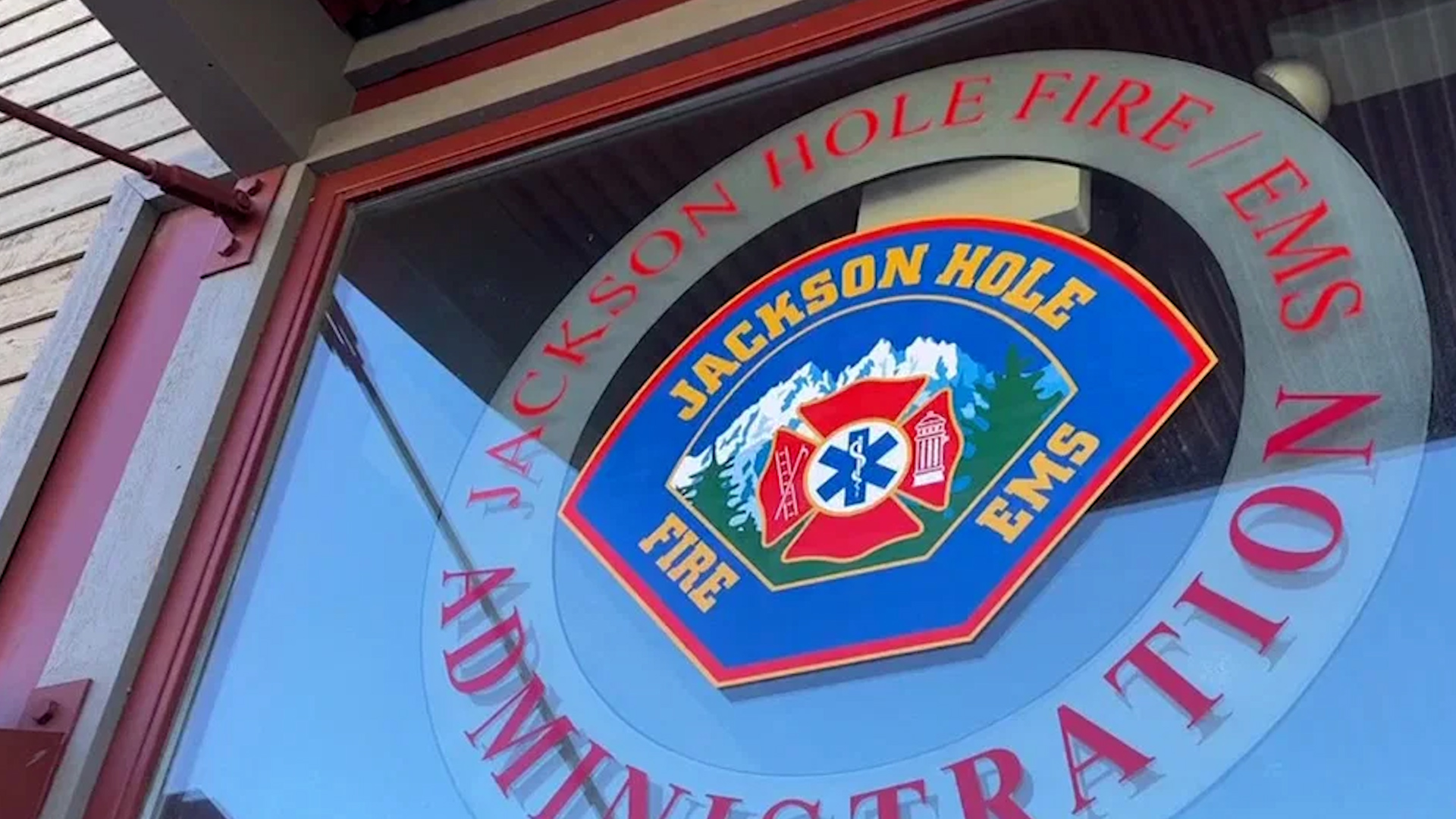 Quick-thinking Officer rescues Jackson family from house fire
