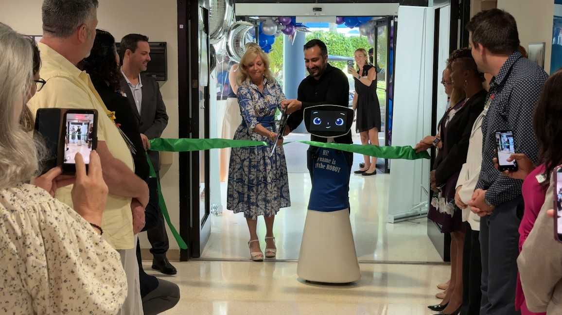 alm Beach Children’s Hospital at St. Mary’s Medical Center unveiled Robin