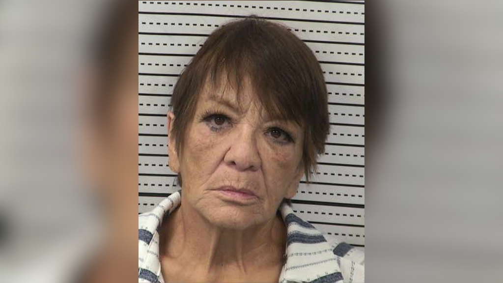 El Paso woman faces felony charges for taking drugs to son in prison